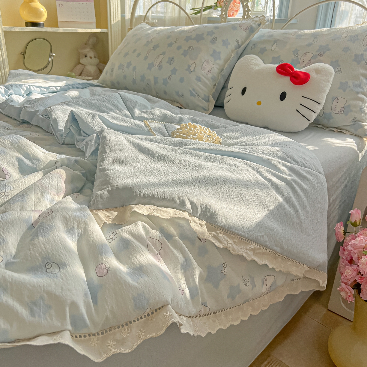 91家纺网 家纺一手货源 找家纺 罗亿家纺 2026新款全棉镂空花边云感双层纱夏被四件套 小猫数星星
