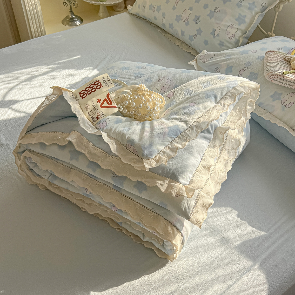 91家纺网 家纺一手货源 找家纺 罗亿家纺 2026新款全棉镂空花边云感双层纱夏被四件套 小猫数星星