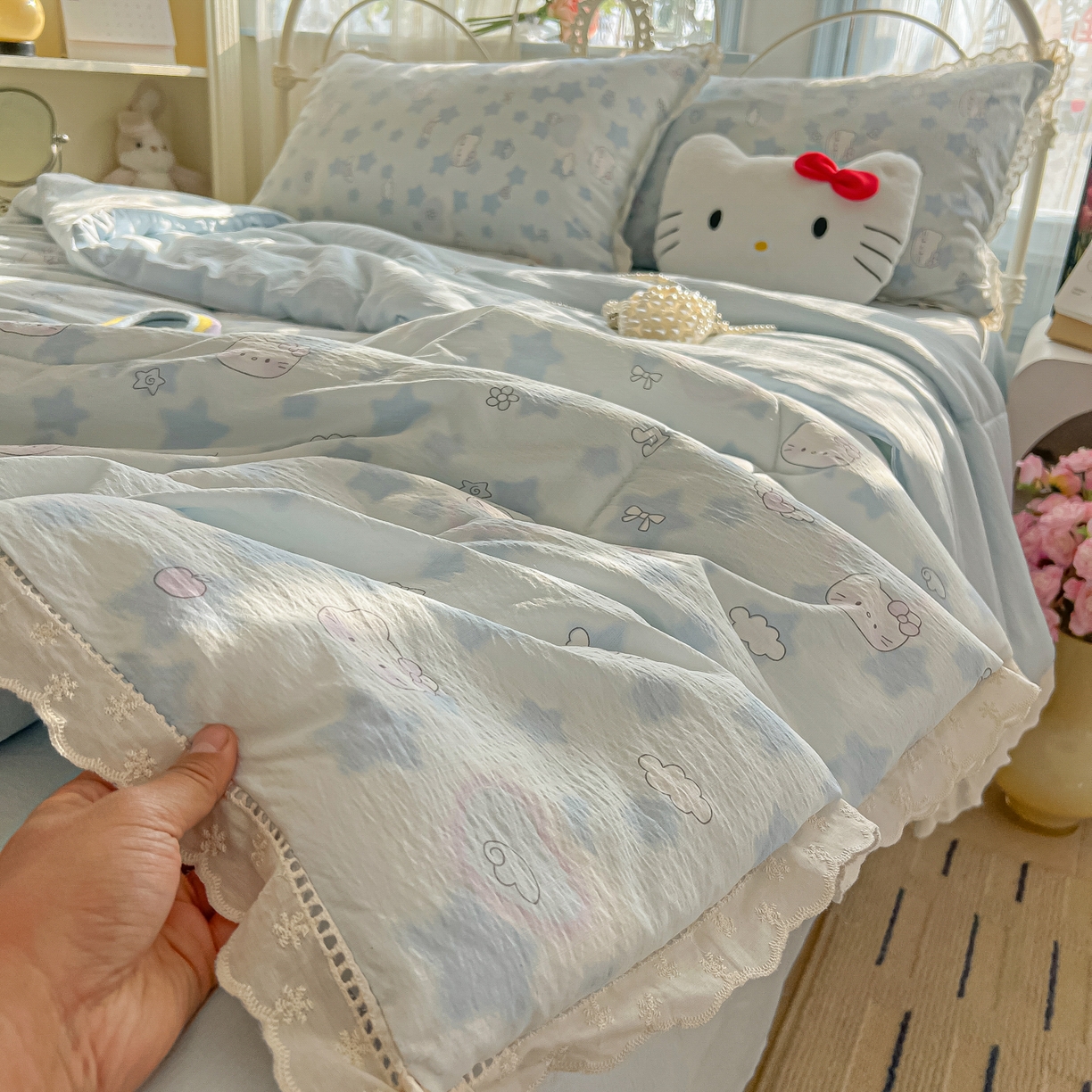 91家纺网 家纺一手货源 找家纺 罗亿家纺 2026新款全棉镂空花边云感双层纱夏被四件套 小猫数星星