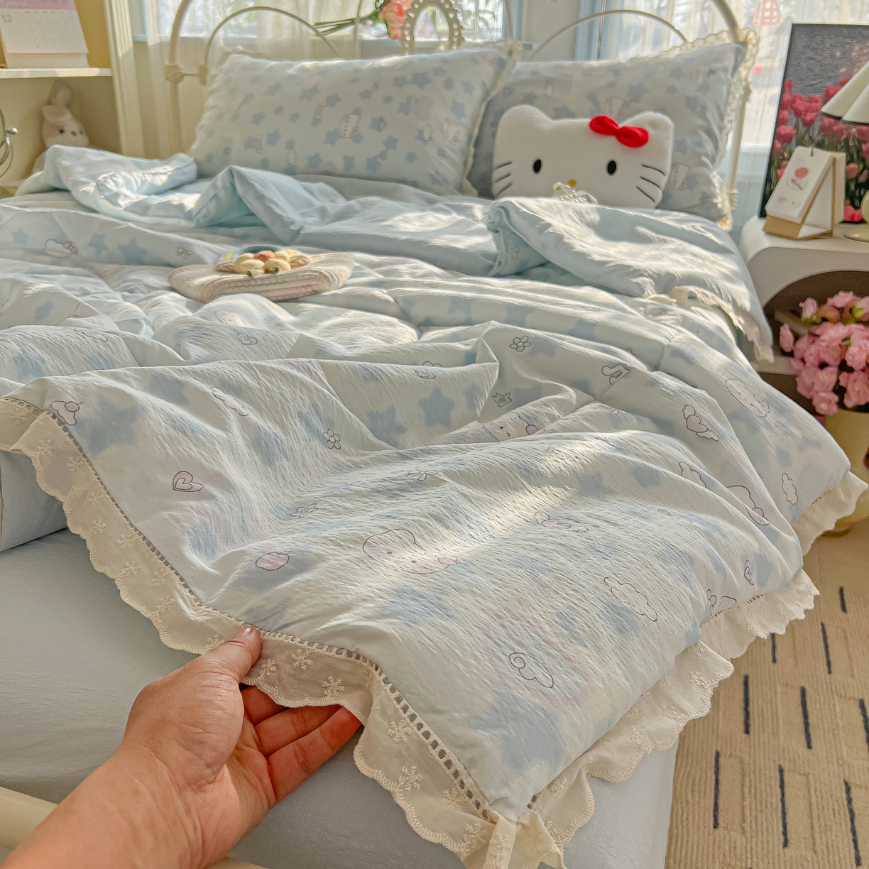 91家纺网 家纺一手货源 找家纺 罗亿家纺 2026新款全棉镂空花边云感双层纱夏被四件套 小猫数星星