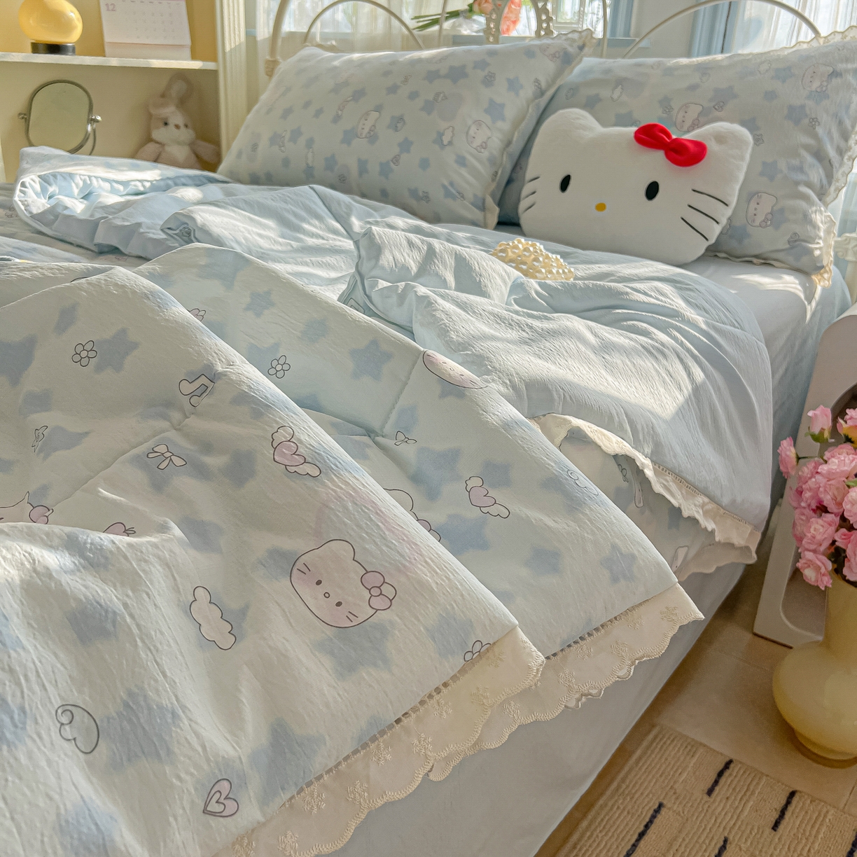 91家纺网 家纺一手货源 找家纺 罗亿家纺 2026新款全棉镂空花边云感双层纱夏被四件套 小猫数星星