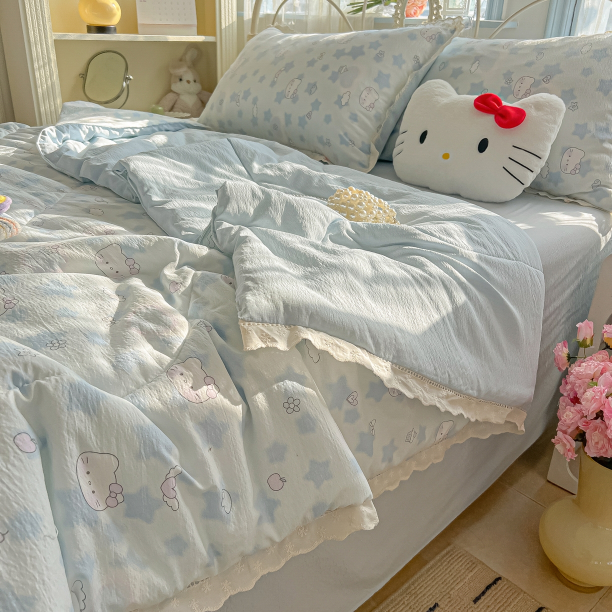 91家纺网 家纺一手货源 找家纺 罗亿家纺 2026新款全棉镂空花边云感双层纱夏被四件套 小猫数星星