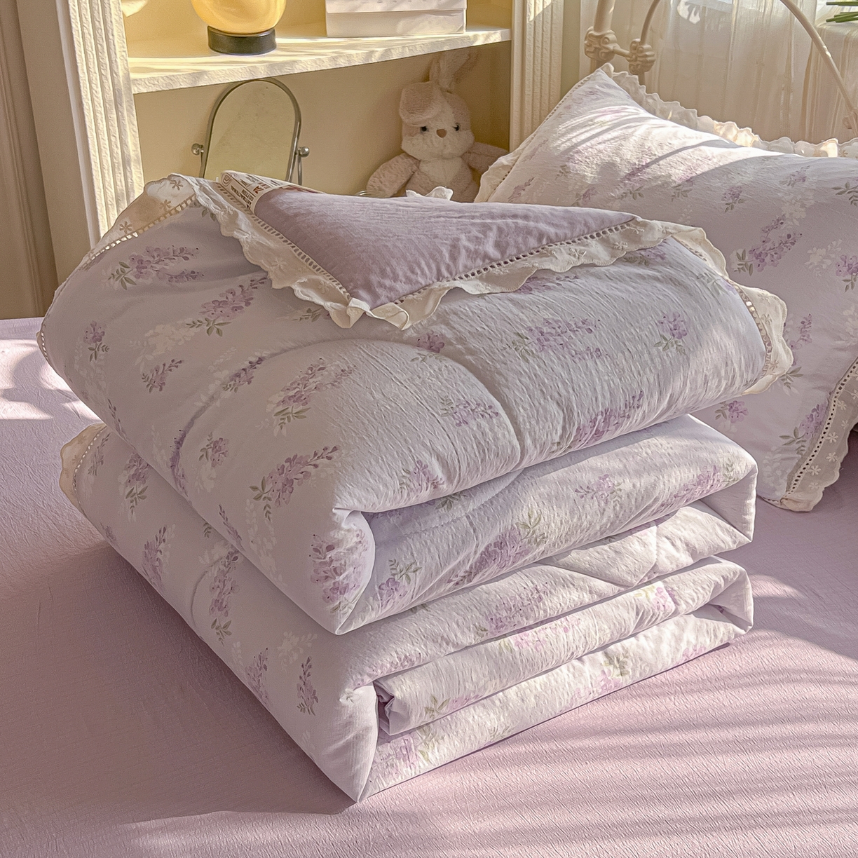 91家纺网 家纺一手货源 找家纺 罗亿家纺 2026新款全棉镂空花边云感双层纱夏被四件套 萄气满满