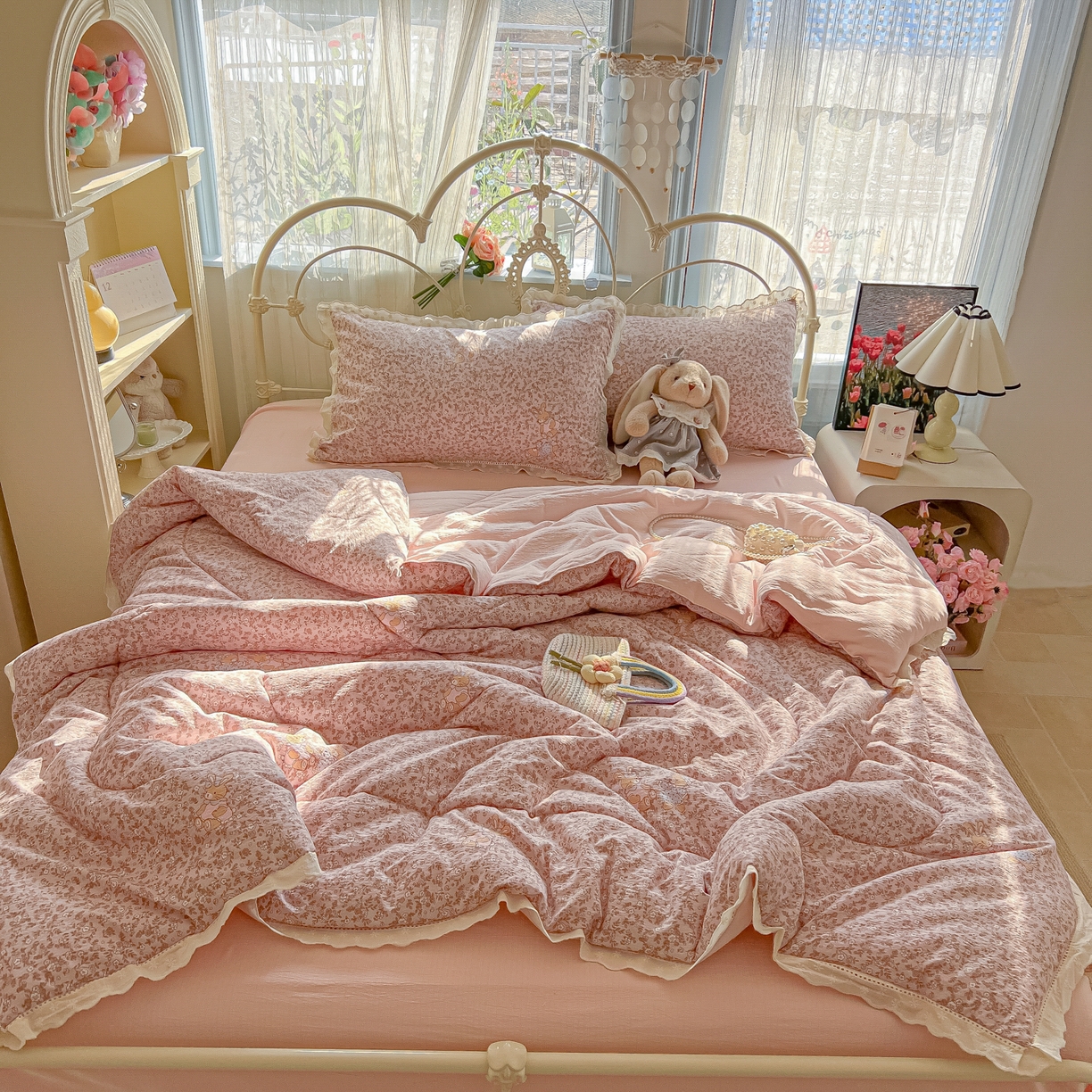 91家纺网 家纺一手货源 找家纺 罗亿家纺 2026新款全棉镂空花边云感双层纱夏被四件套 花与兔