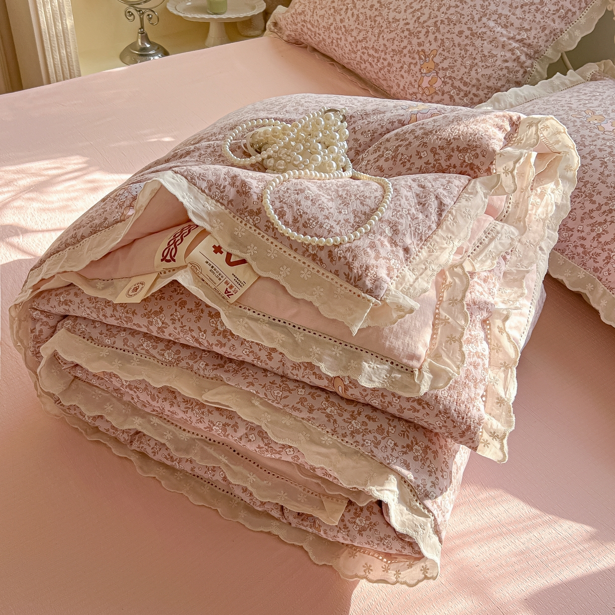 91家纺网 家纺一手货源 找家纺 罗亿家纺 2026新款全棉镂空花边云感双层纱夏被四件套 花与兔