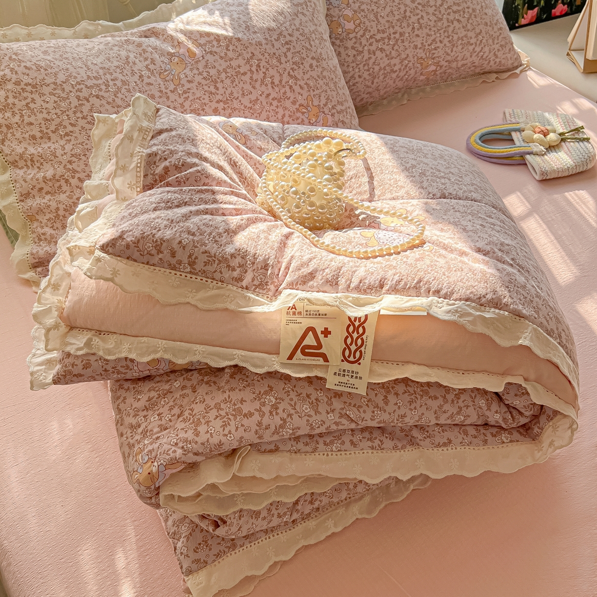 91家纺网 家纺一手货源 找家纺 罗亿家纺 2026新款全棉镂空花边云感双层纱夏被四件套 花与兔