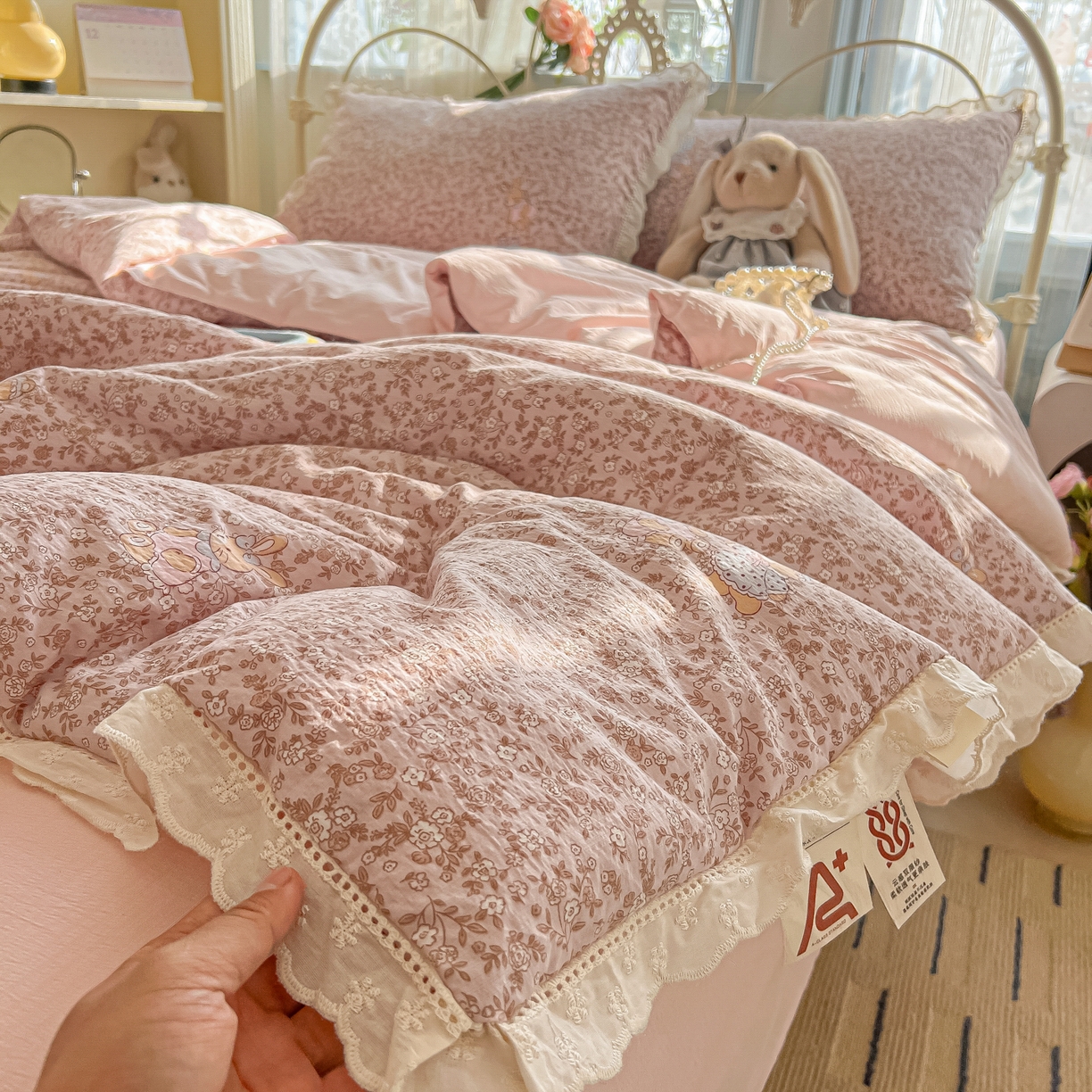 罗亿家纺 2026新款全棉镂空花边云感双层纱夏被四件套 花与兔