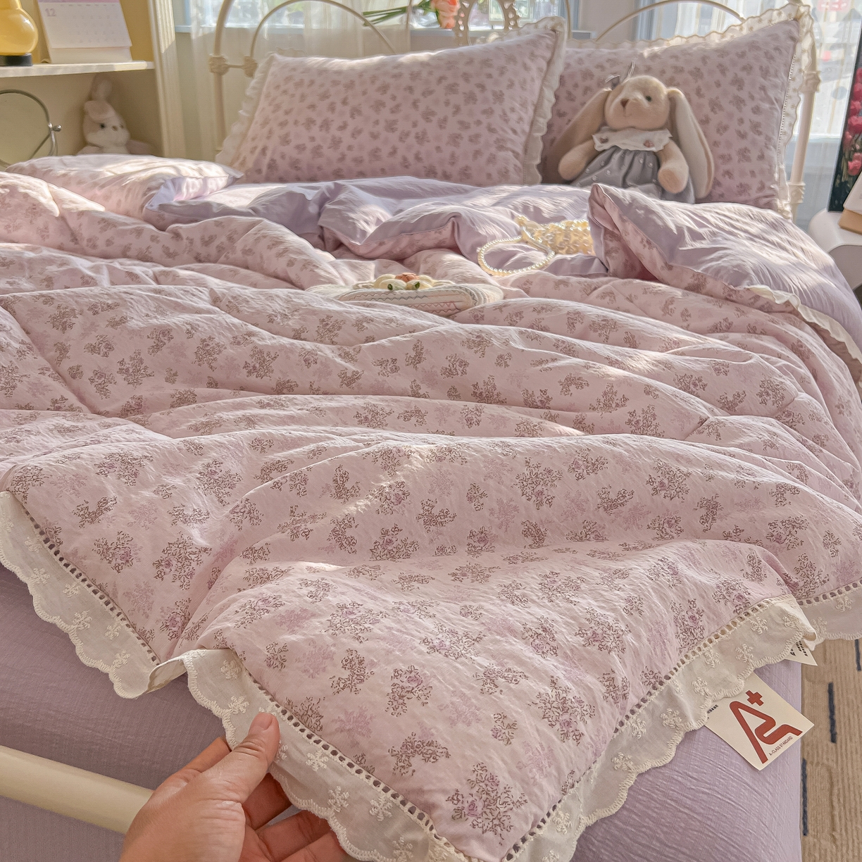 91家纺网 家纺一手货源 找家纺 罗亿家纺 2026新款全棉镂空花边云感双层纱夏被四件套 薰衣草