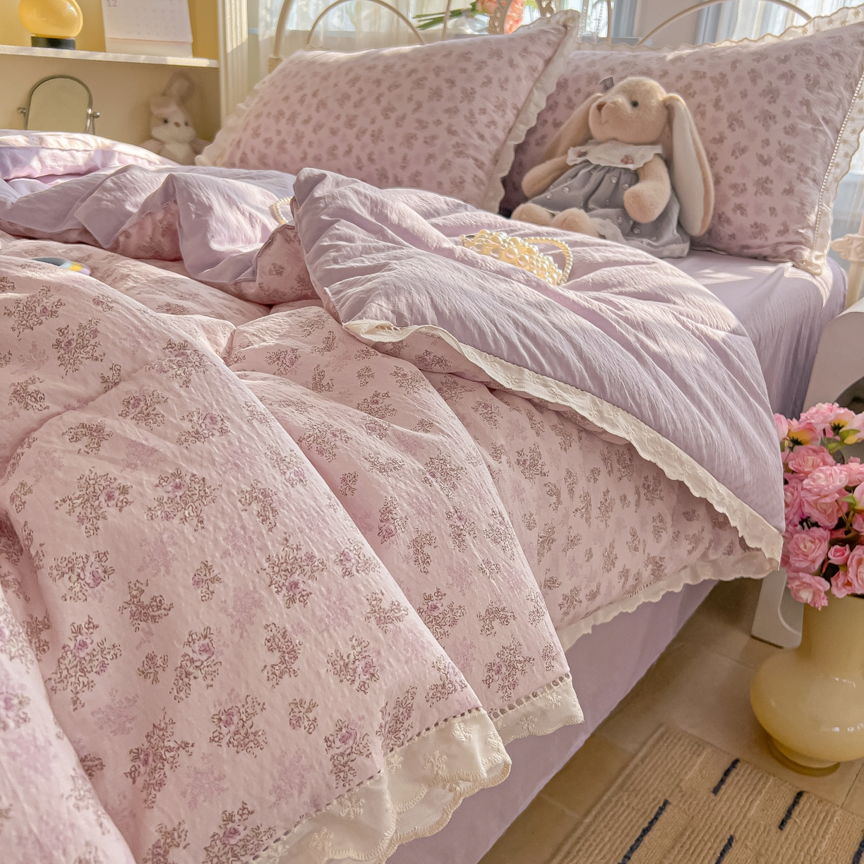 91家纺网 家纺一手货源 找家纺 罗亿家纺 2026新款全棉镂空花边云感双层纱夏被四件套 薰衣草