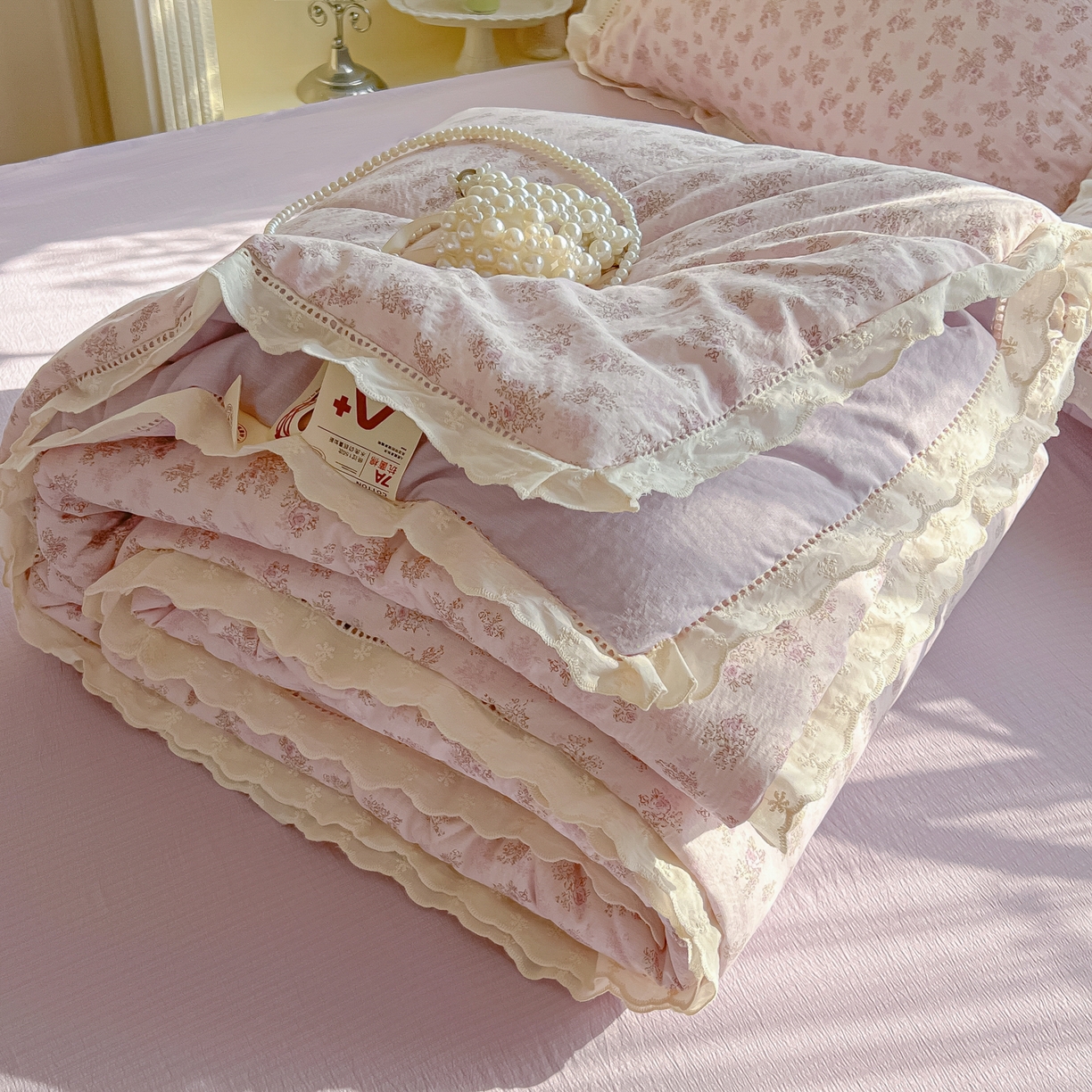 91家纺网 家纺一手货源 找家纺 罗亿家纺 2026新款全棉镂空花边云感双层纱夏被四件套 薰衣草