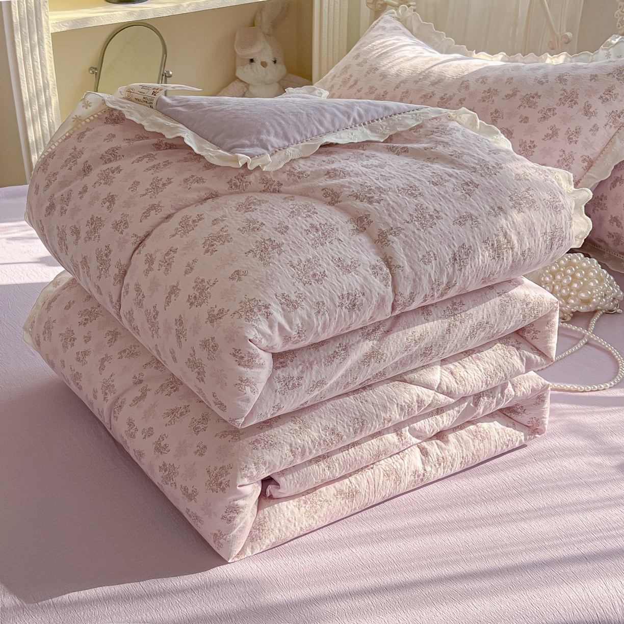 91家纺网 家纺一手货源 找家纺 罗亿家纺 2026新款全棉镂空花边云感双层纱夏被四件套 薰衣草