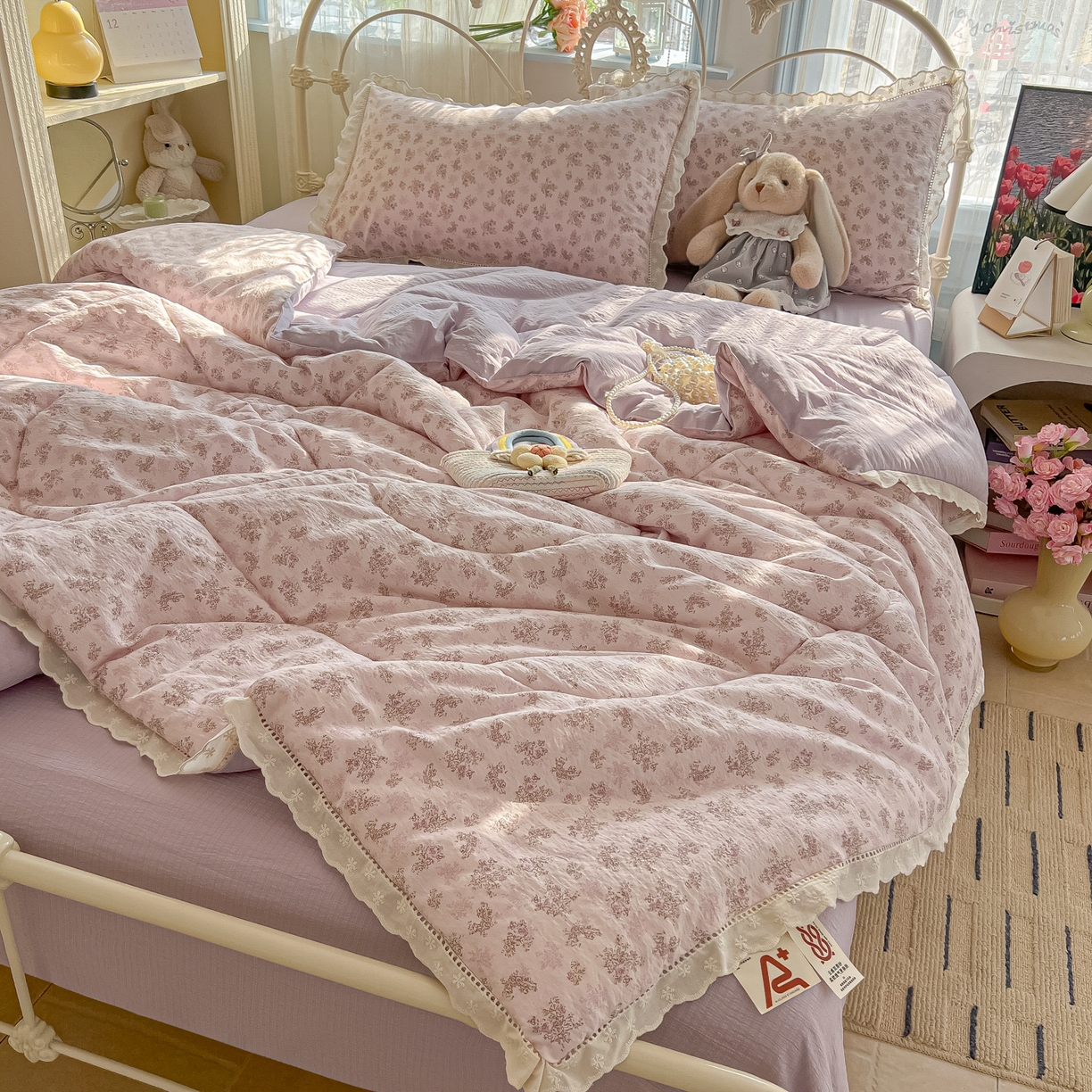 91家纺网 家纺一手货源 找家纺 罗亿家纺 2026新款全棉镂空花边云感双层纱夏被四件套 薰衣草