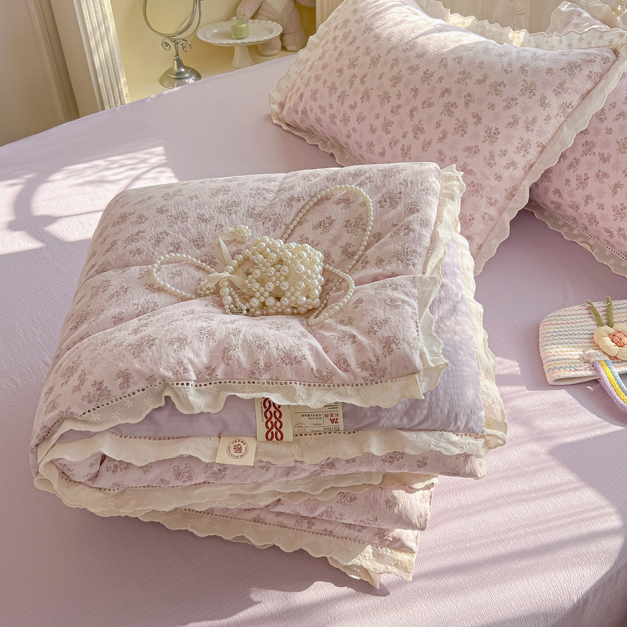 91家纺网 家纺一手货源 找家纺 罗亿家纺 2026新款全棉镂空花边云感双层纱夏被四件套 薰衣草