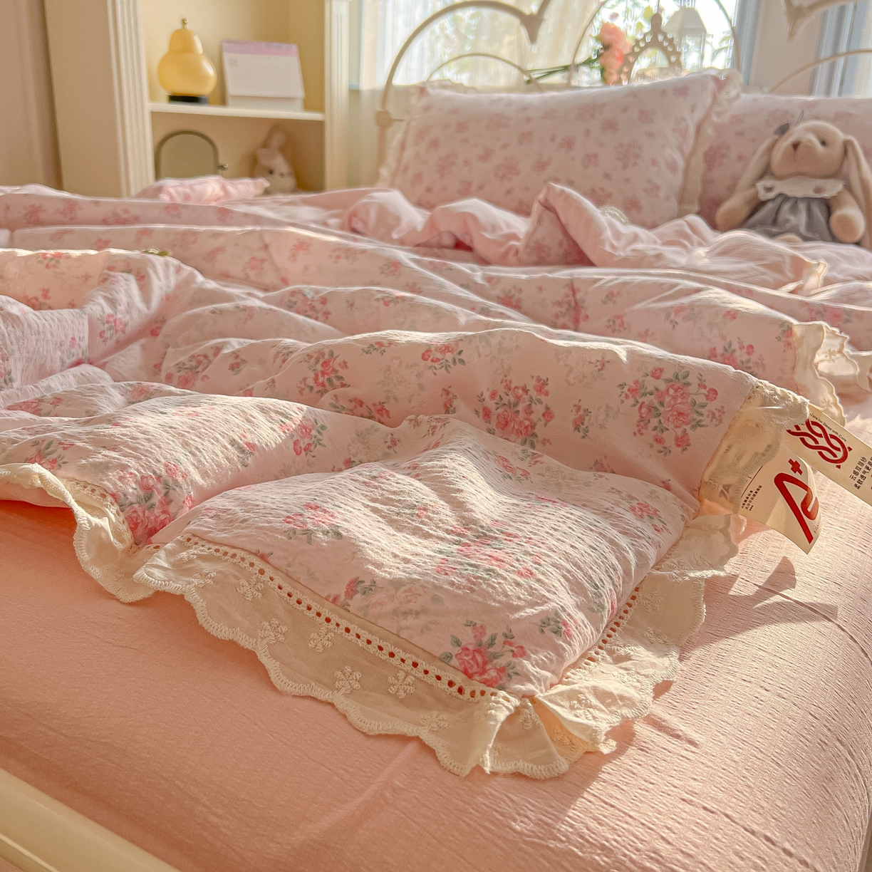 91家纺网 家纺一手货源 找家纺 罗亿家纺 2026新款全棉镂空花边云感双层纱夏被四件套 蔷薇絮