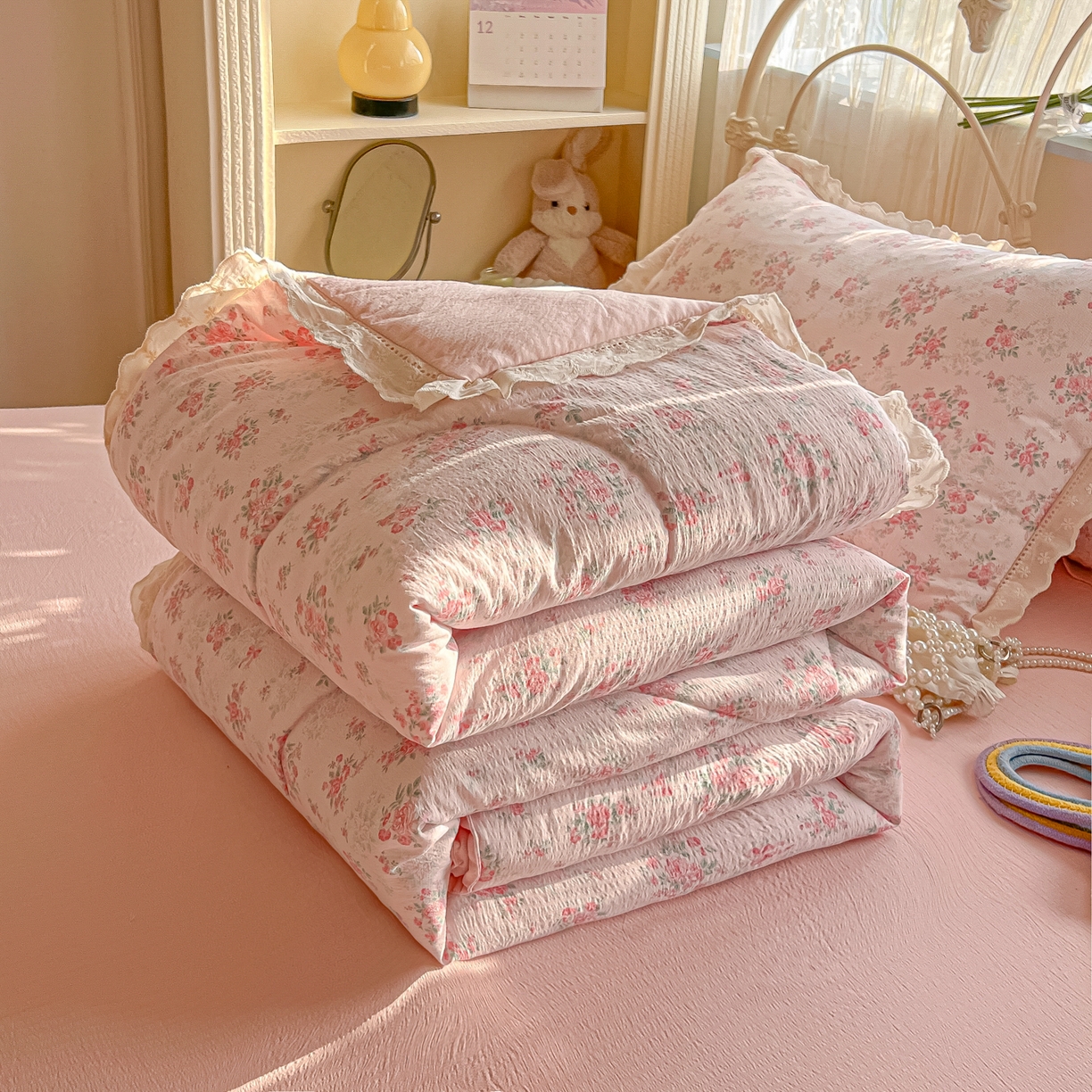 91家纺网 家纺一手货源 找家纺 罗亿家纺 2026新款全棉镂空花边云感双层纱夏被四件套 蔷薇絮