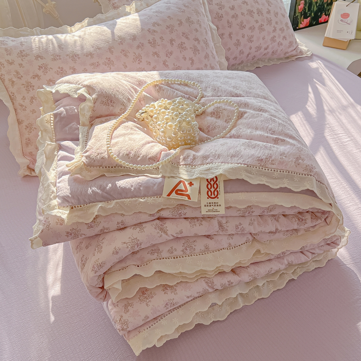 91家纺网 家纺一手货源 找家纺 罗亿家纺 2026新款全棉镂空花边云感双层纱夏被四件套 薰衣草