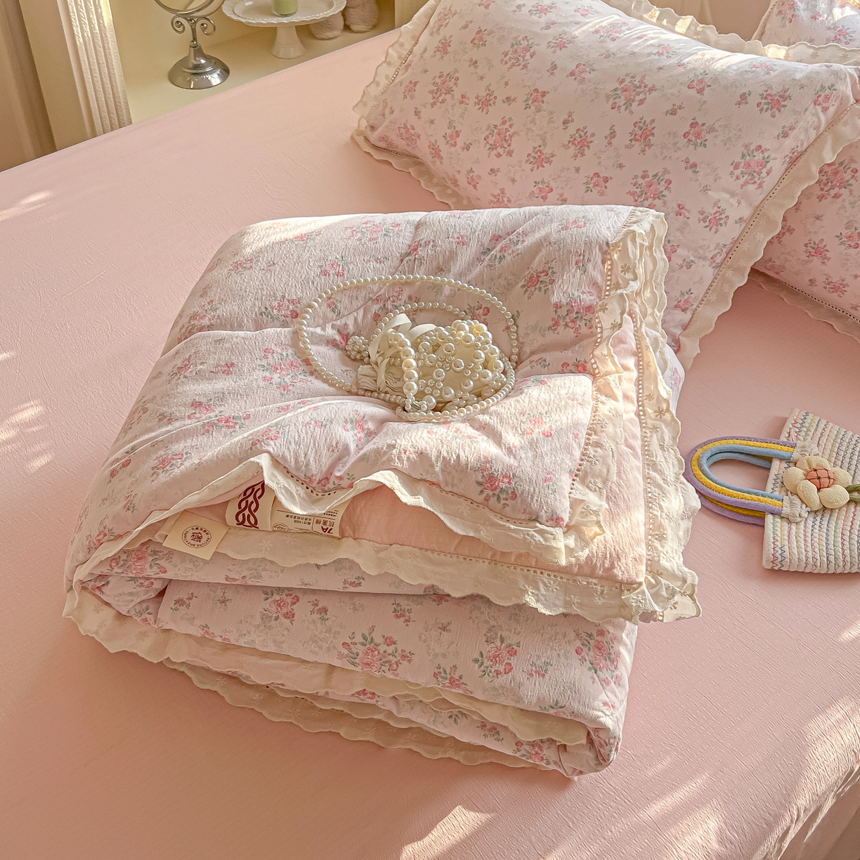 91家纺网 家纺一手货源 找家纺 罗亿家纺 2026新款全棉镂空花边云感双层纱夏被四件套 蔷薇絮