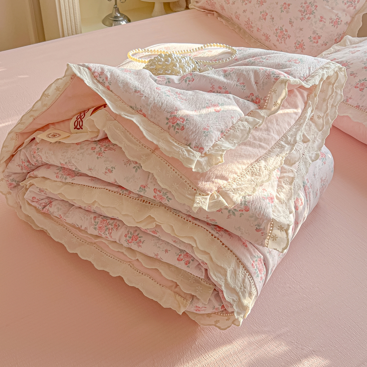 91家纺网 家纺一手货源 找家纺 罗亿家纺 2026新款全棉镂空花边云感双层纱夏被四件套 蔷薇絮