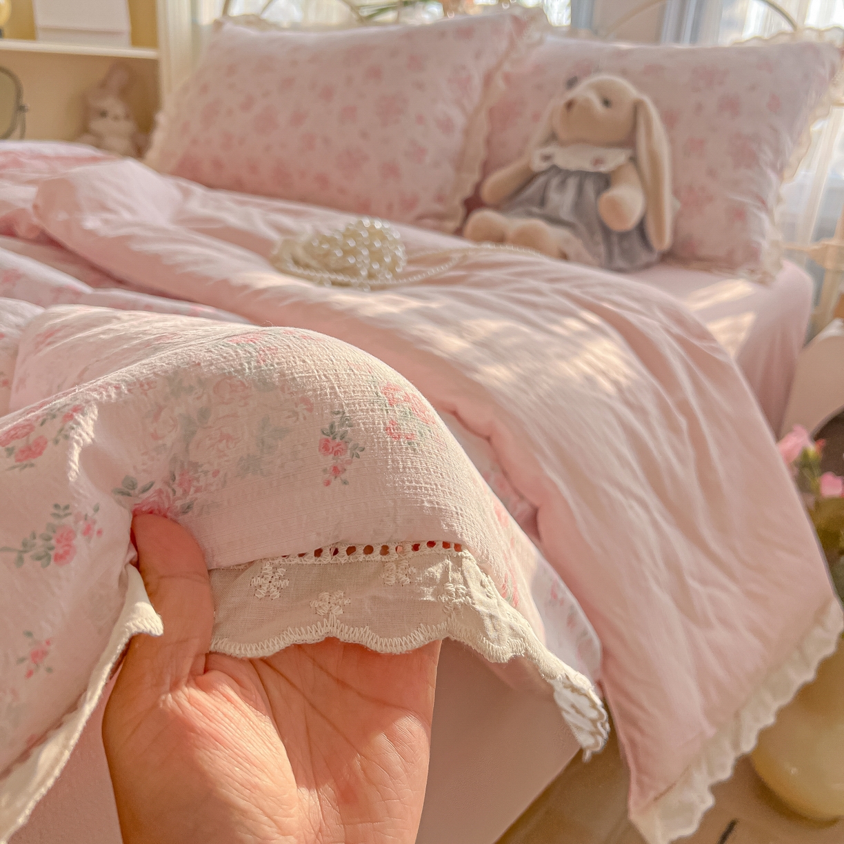 91家纺网 家纺一手货源 找家纺 罗亿家纺 2026新款全棉镂空花边云感双层纱夏被四件套 蔷薇絮