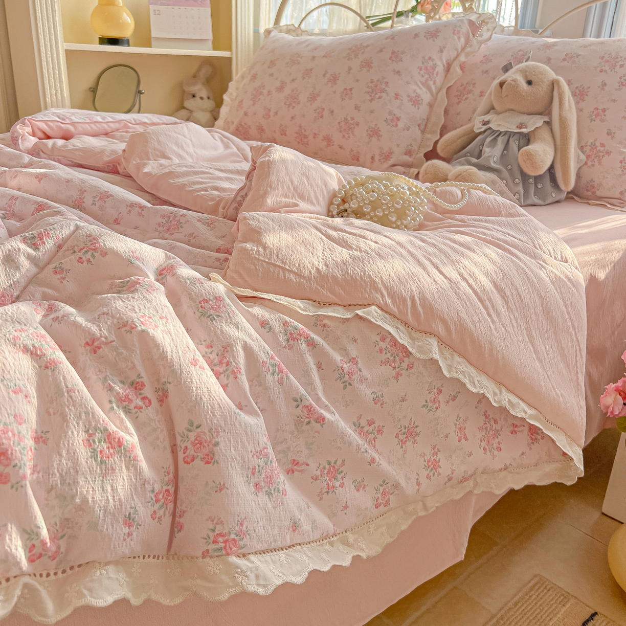 91家纺网 家纺一手货源 找家纺 罗亿家纺 2026新款全棉镂空花边云感双层纱夏被四件套 蔷薇絮