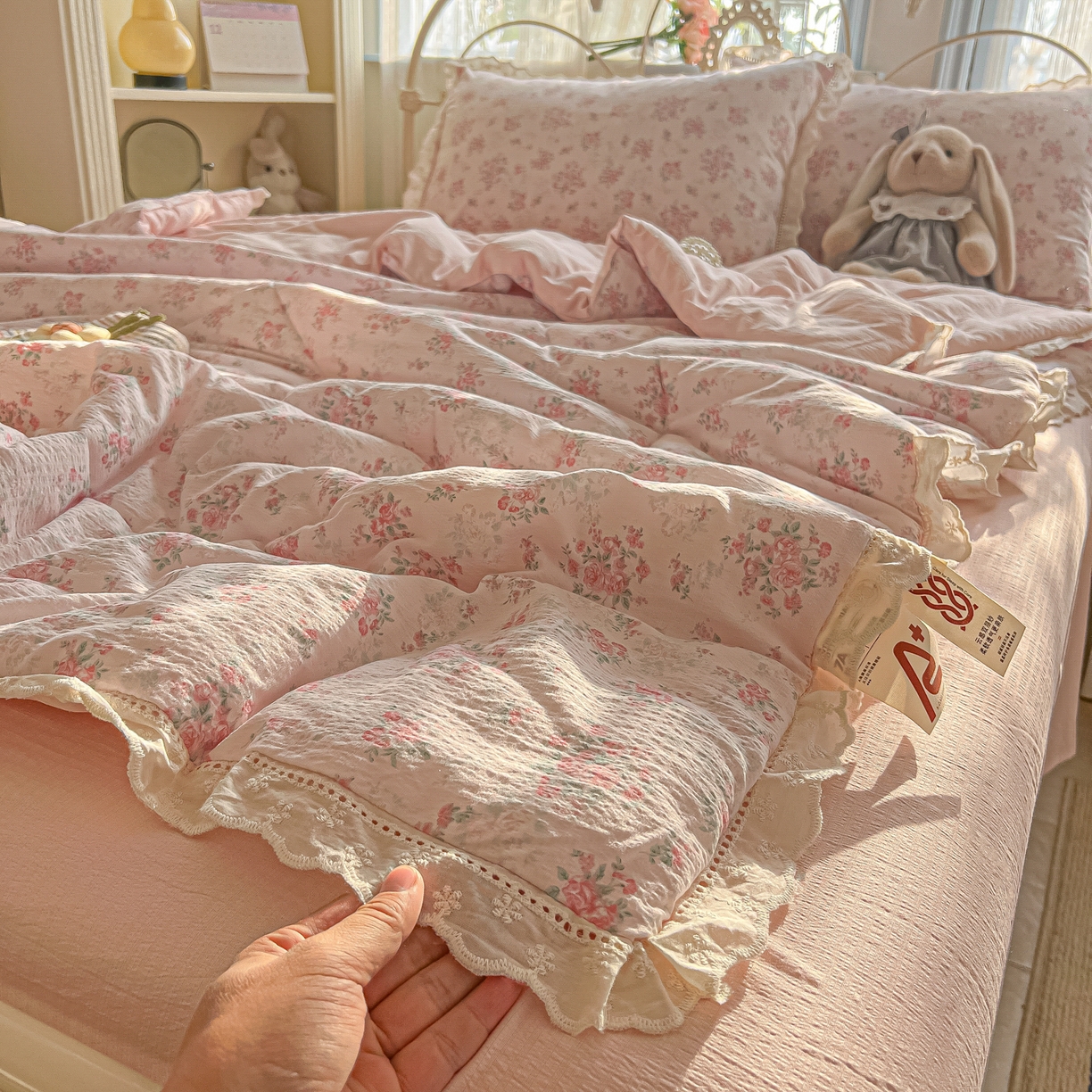 91家纺网 家纺一手货源 找家纺 罗亿家纺 2026新款全棉镂空花边云感双层纱夏被四件套 蔷薇絮