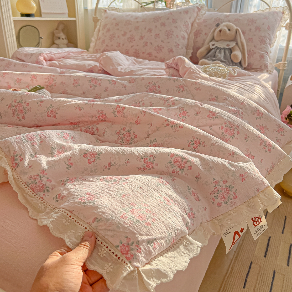 91家纺网 家纺一手货源 找家纺 罗亿家纺 2026新款全棉镂空花边云感双层纱夏被四件套 蔷薇絮