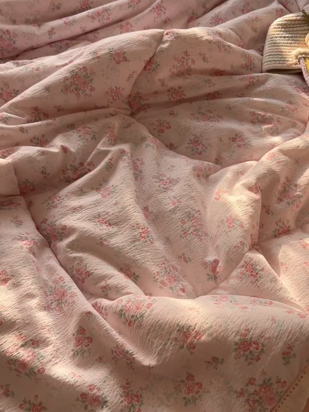 91家纺网 家纺一手货源 找家纺 罗亿家纺 2026新款全棉镂空花边云感双层纱夏被四件套 蔷薇絮