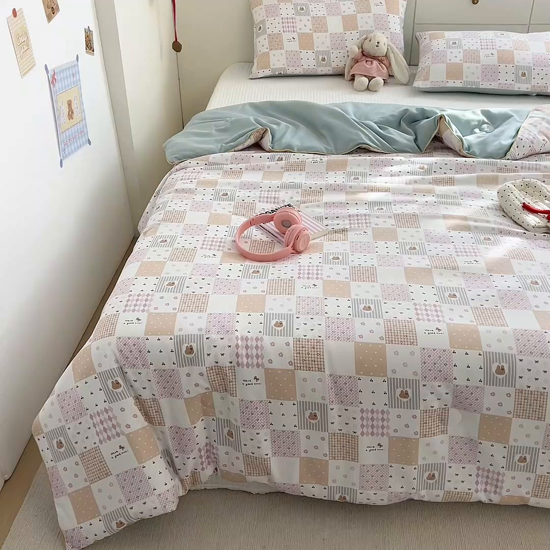 91家纺网 家纺一手货源 找家纺 金蕊阁 2025新款A类水洗双层纱夏被大豆夏被夏凉被空调被拼格小兔