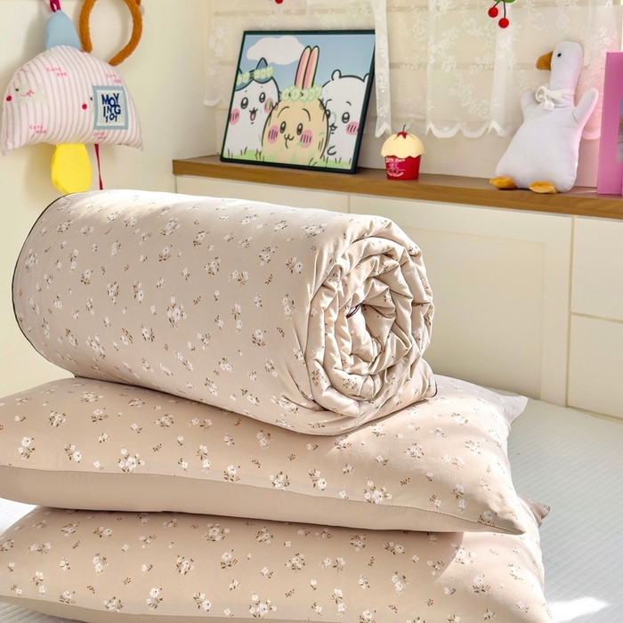 91家纺网 家纺一手货源 找家纺 金蕊阁 2025新款A类水洗双层纱夏被大豆夏被夏凉被空调被绒花语