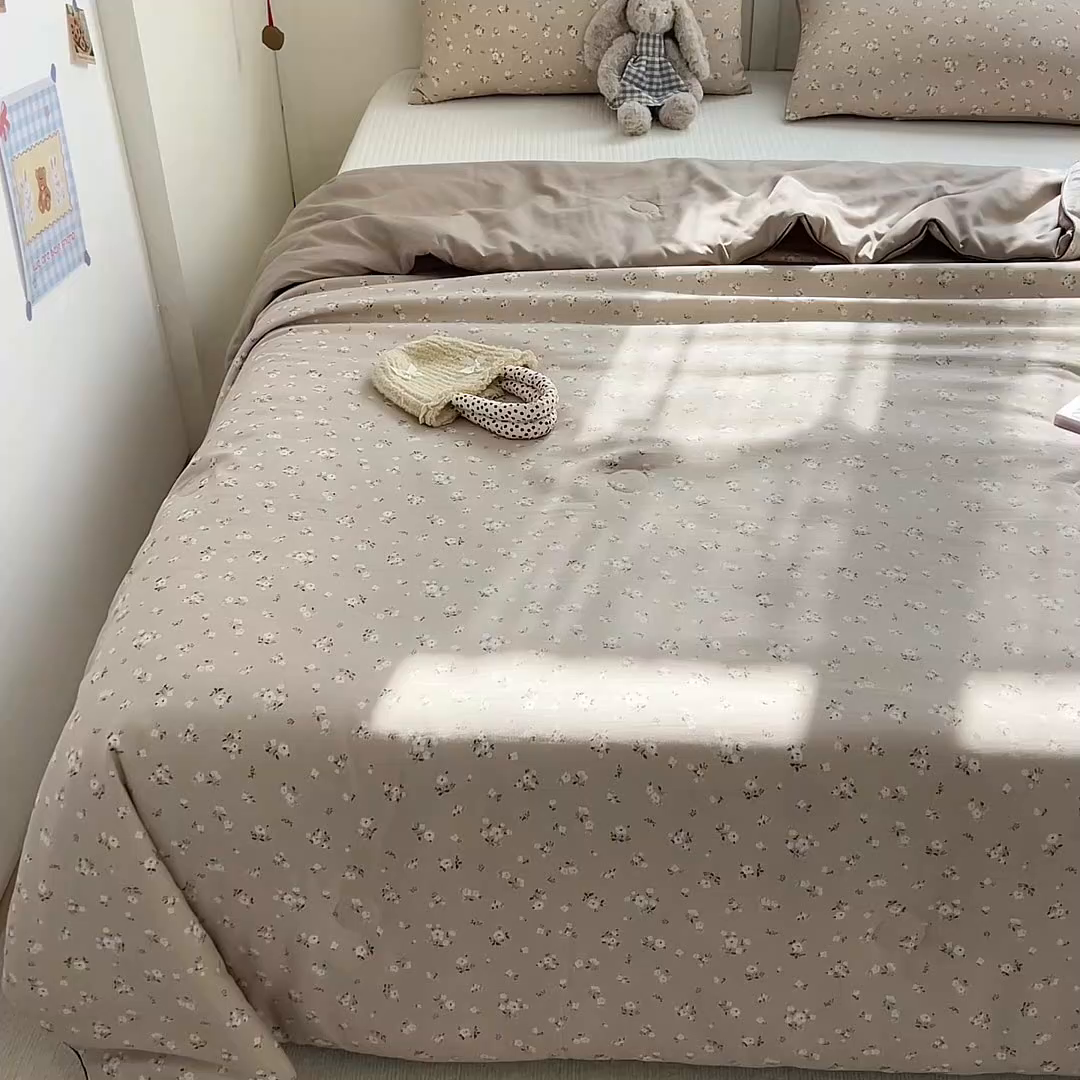 91家纺网 家纺一手货源 找家纺 金蕊阁 2025新款A类水洗双层纱夏被大豆夏被夏凉被空调被绒花语