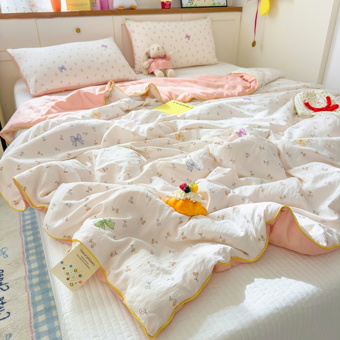 91家纺网 家纺一手货源 找家纺 金蕊阁 2025新款A类水洗双层纱夏被大豆夏被夏凉被空调被甜樱戏蝶