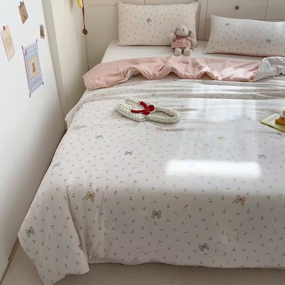 91家纺网 家纺一手货源 找家纺 金蕊阁 2025新款A类水洗双层纱夏被大豆夏被夏凉被空调被甜樱戏蝶