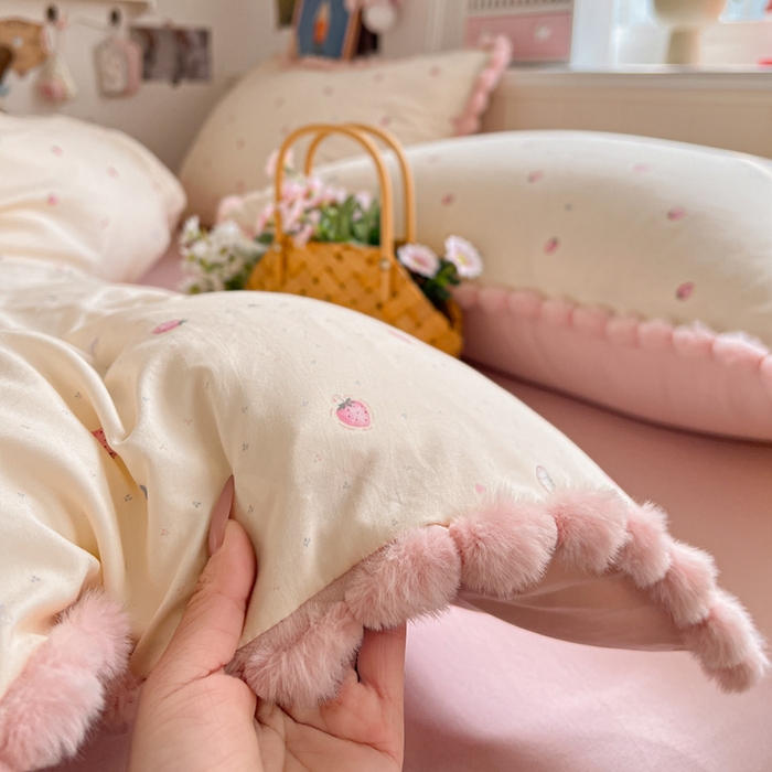 91家纺网 家纺一手货源 找家纺 鑫利来家纺 2026新款毛球款四件套古法水洗棉韩式法式花边四件套被套学生床单三件套 毛球款-草莓