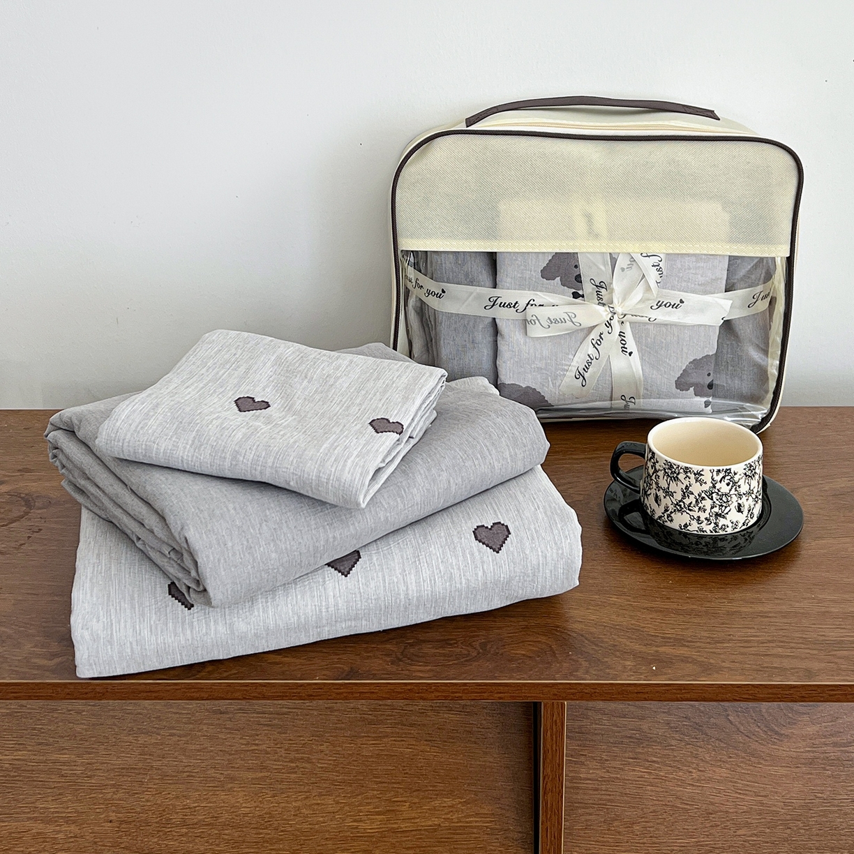 91家纺网 家纺一手货源 找家纺 弗苓家纺 2026春季新款高克重加厚色织提花四件套 爱心灰