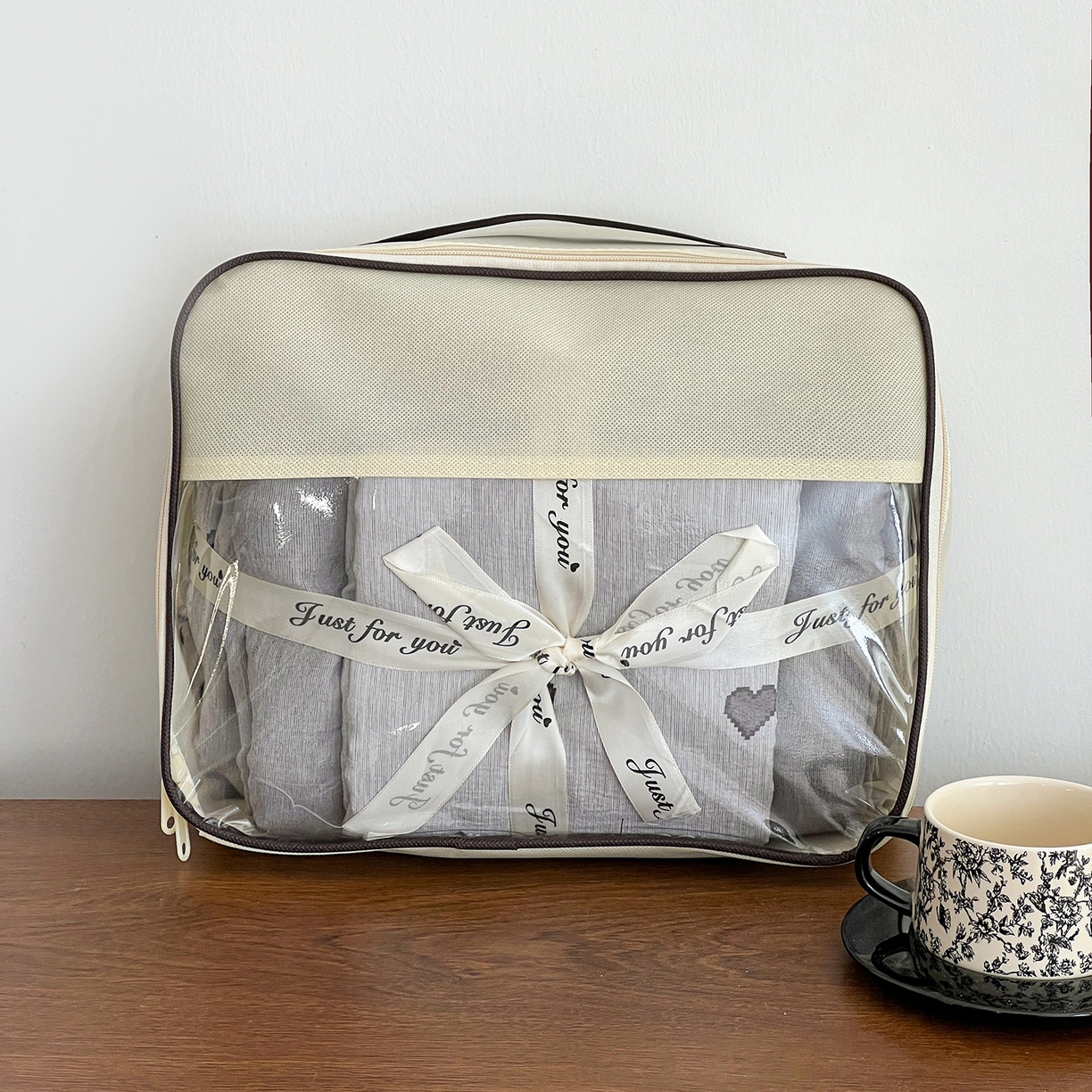 91家纺网 家纺一手货源 找家纺 弗苓家纺 2026春季新款高克重加厚色织提花四件套 爱心灰