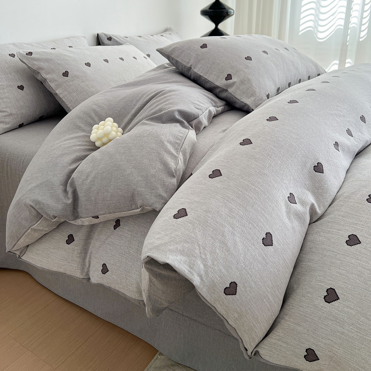 91家纺网 家纺一手货源 找家纺 弗苓家纺 2026春季新款高克重加厚色织提花四件套 爱心灰