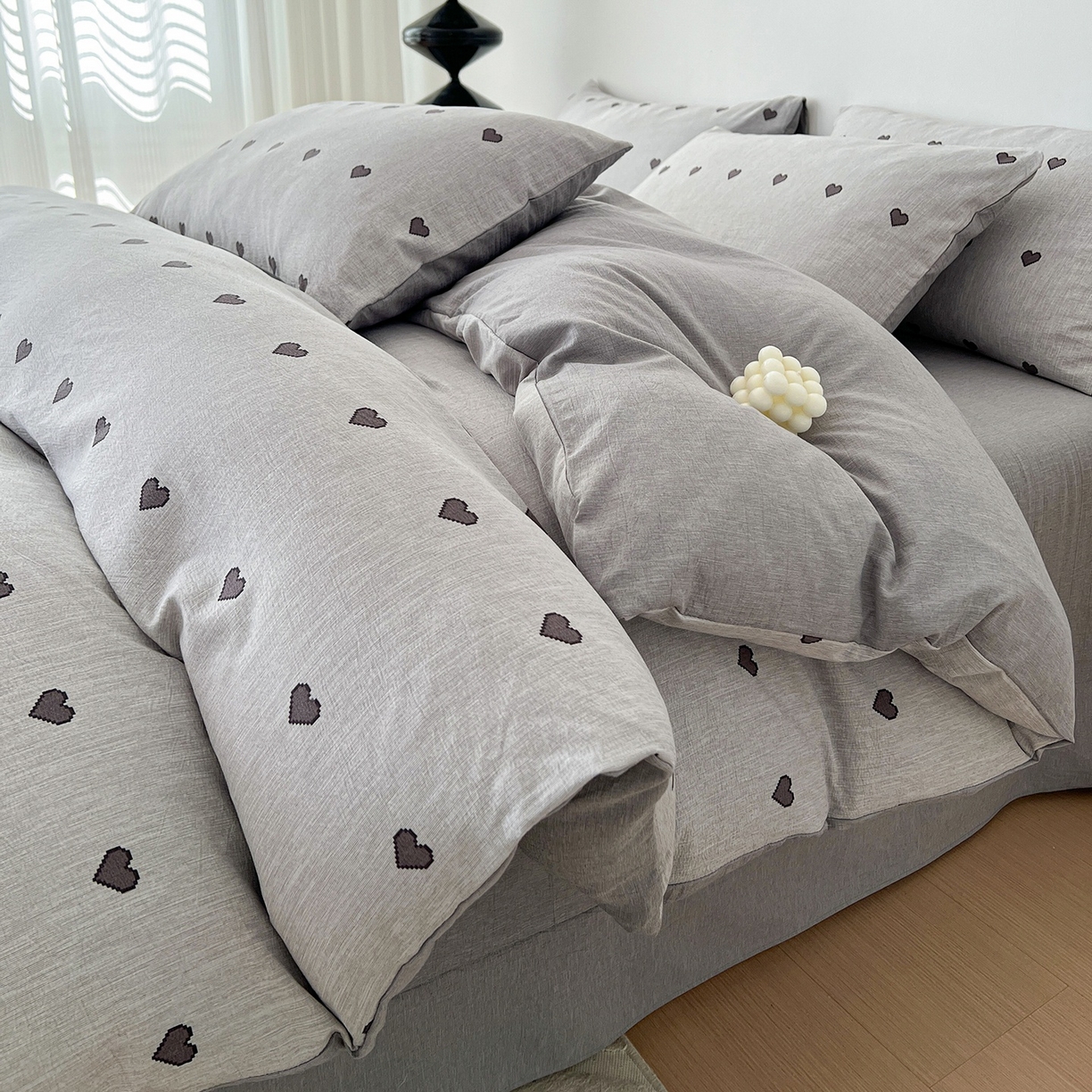 91家纺网 家纺一手货源 找家纺 弗苓家纺 2026春季新款高克重加厚色织提花四件套 爱心灰