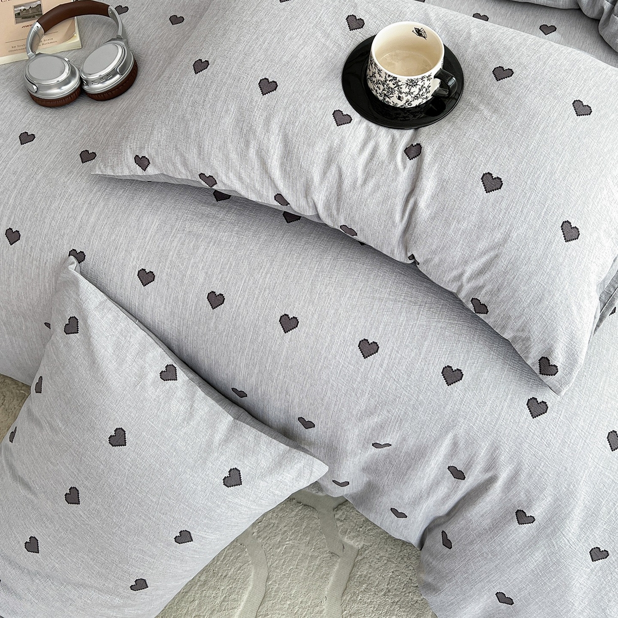 91家纺网 家纺一手货源 找家纺 弗苓家纺 2026春季新款高克重加厚色织提花四件套 爱心灰