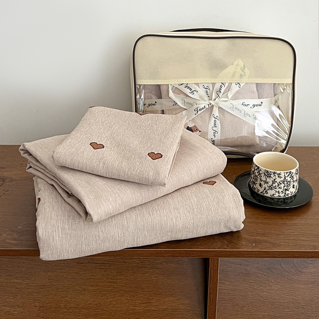 91家纺网 家纺一手货源 找家纺 弗苓家纺 2026春季新款高克重加厚色织提花四件套 爱心咖