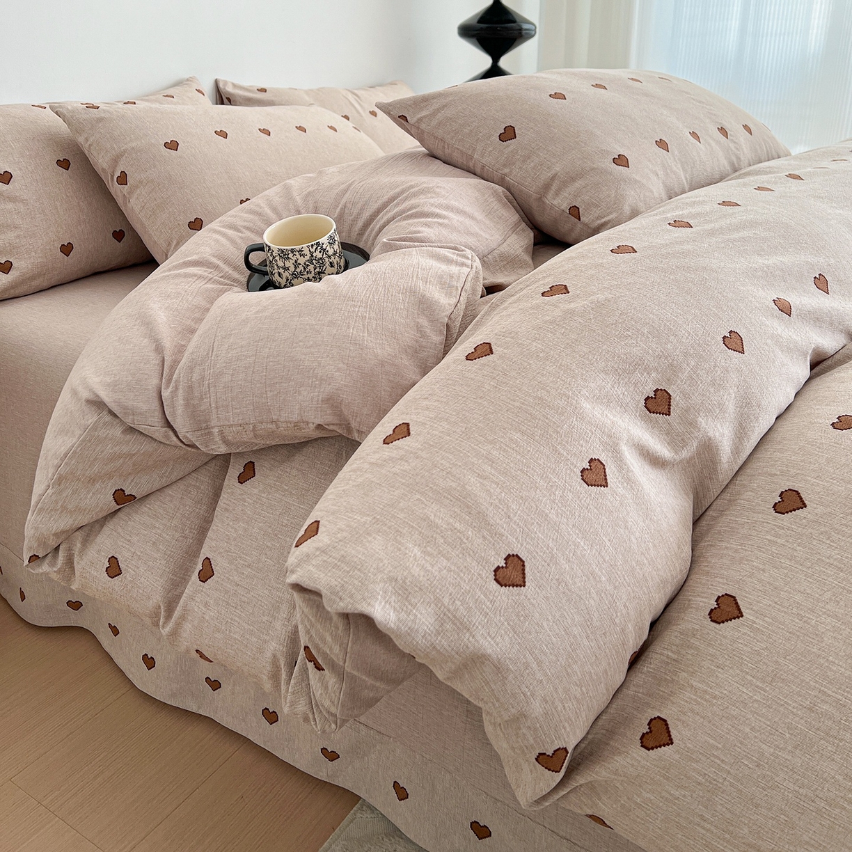 91家纺网 家纺一手货源 找家纺 弗苓家纺 2026春季新款高克重加厚色织提花四件套 爱心咖