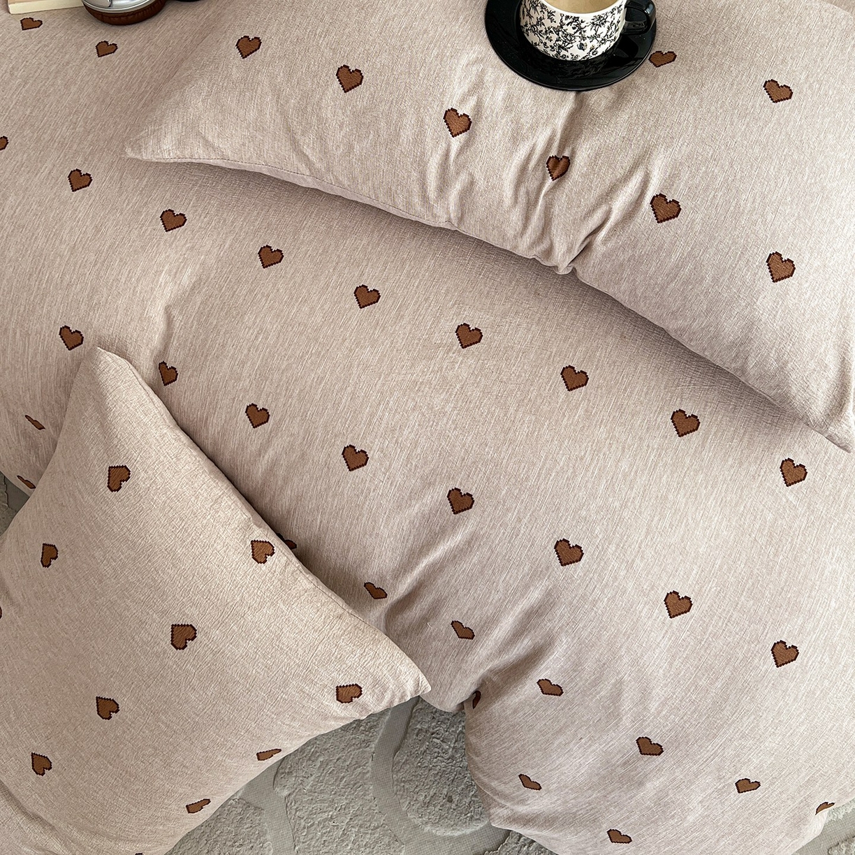 91家纺网 家纺一手货源 找家纺 弗苓家纺 2026春季新款高克重加厚色织提花四件套 爱心咖