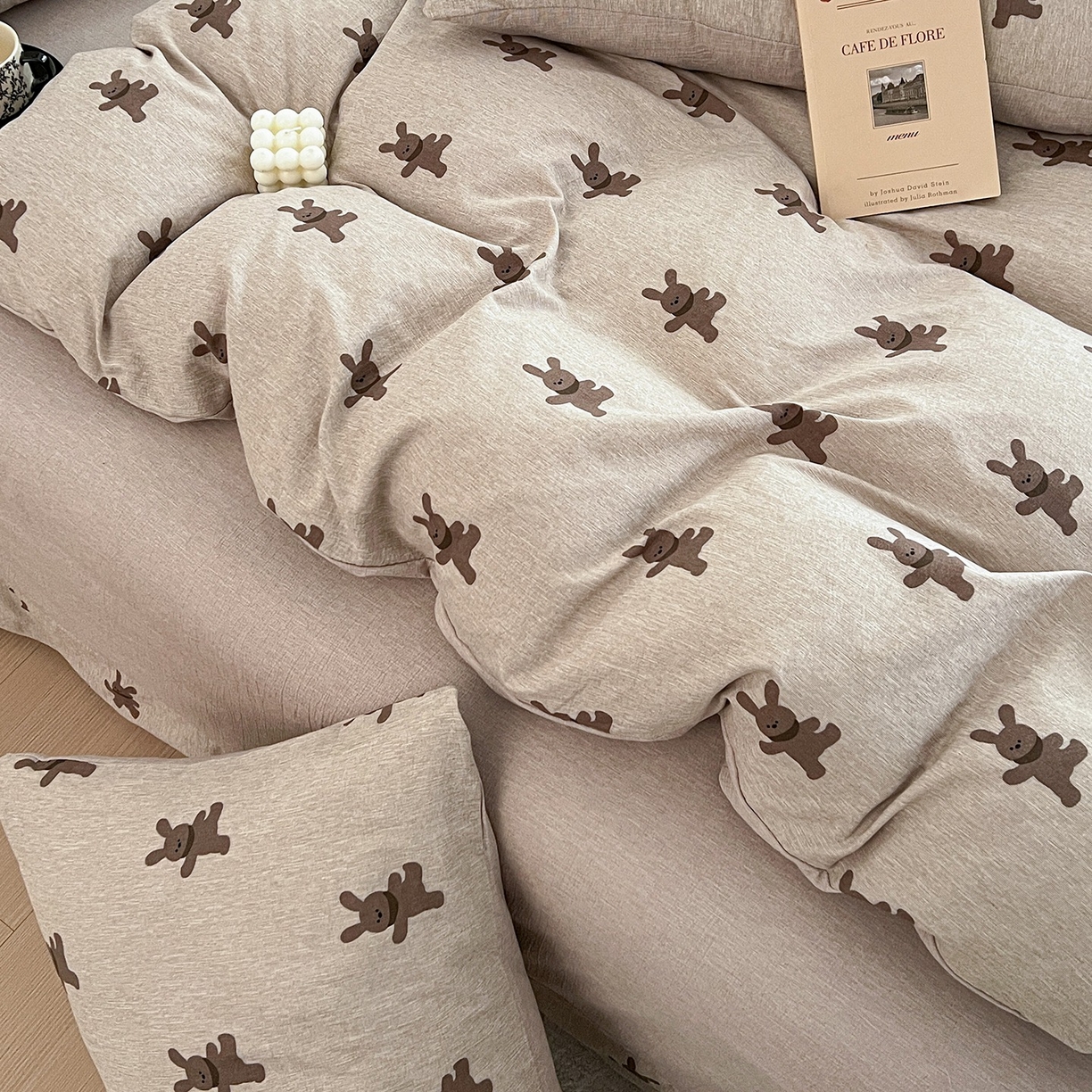 91家纺网 家纺一手货源 找家纺 弗苓家纺 2026春季新款高克重加厚色织提花四件套 布偶熊