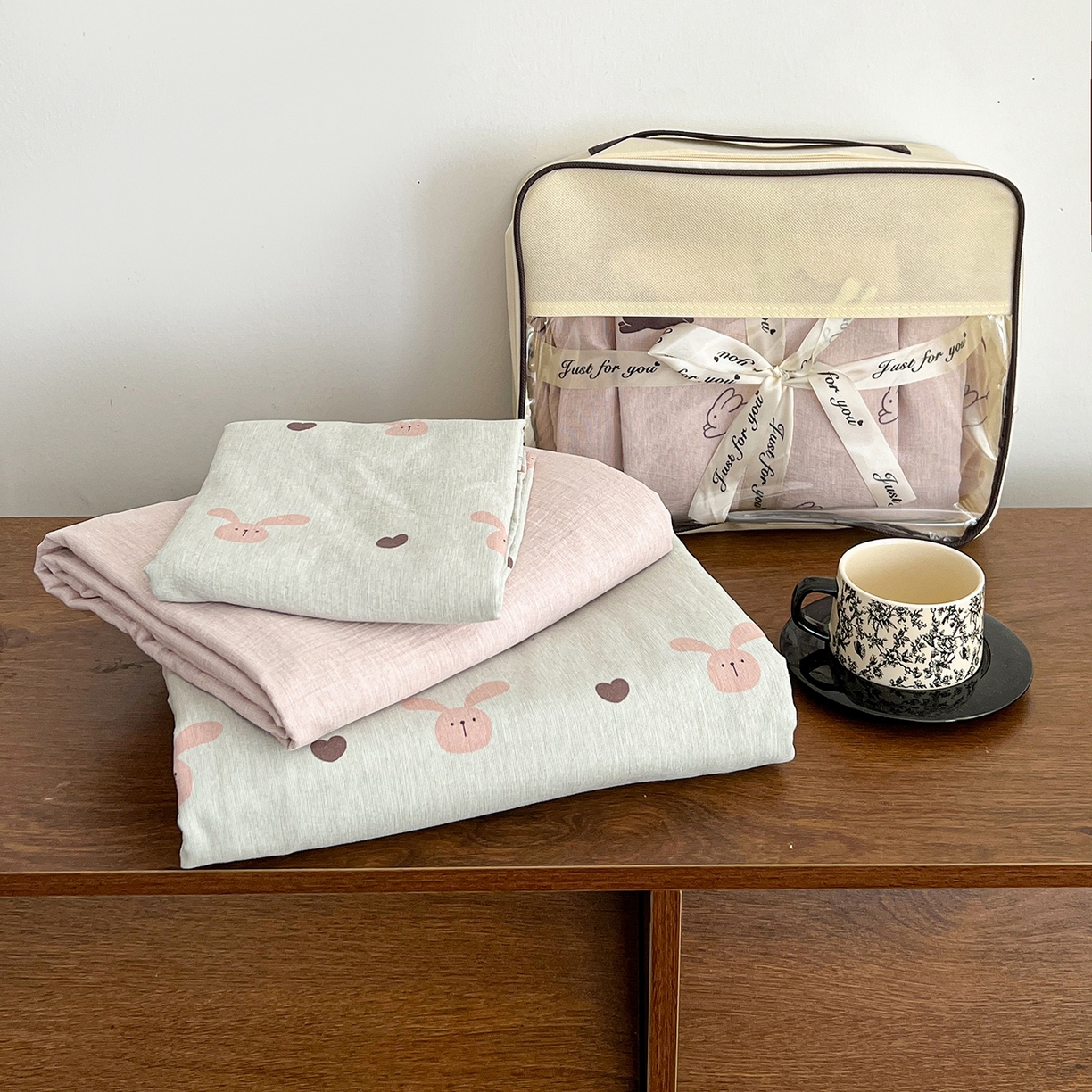 91家纺网 家纺一手货源 找家纺 弗苓家纺 2026春季新款高克重加厚色织提花四件套 红棕小兔