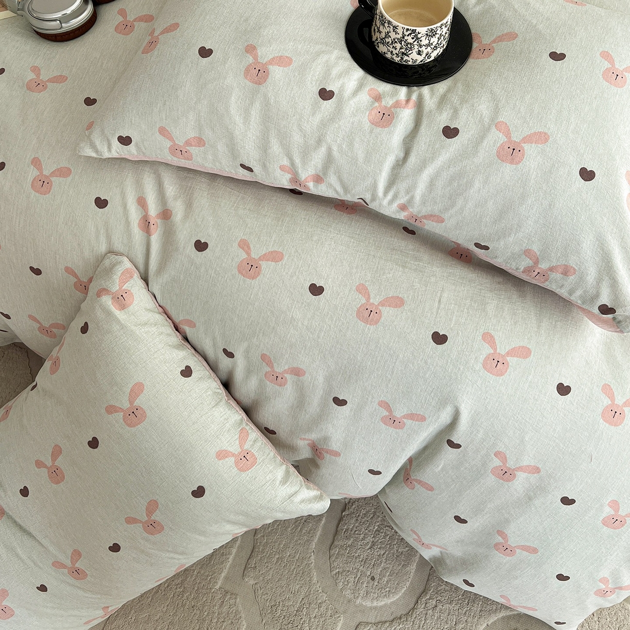 91家纺网 家纺一手货源 找家纺 弗苓家纺 2026春季新款高克重加厚色织提花四件套 红棕小兔