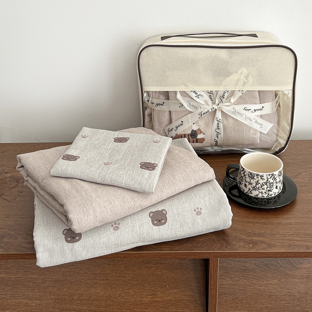 91家纺网 家纺一手货源 找家纺 弗苓家纺 2026春季新款高克重加厚色织提花四件套 咖啡小熊