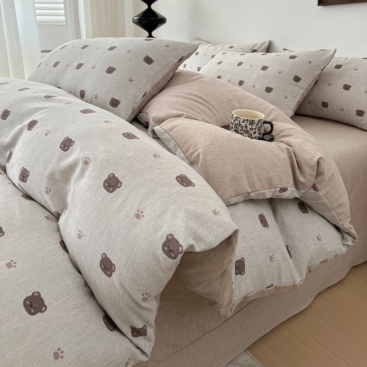 91家纺网 家纺一手货源 找家纺 弗苓家纺 2026春季新款高克重加厚色织提花四件套 咖啡小熊