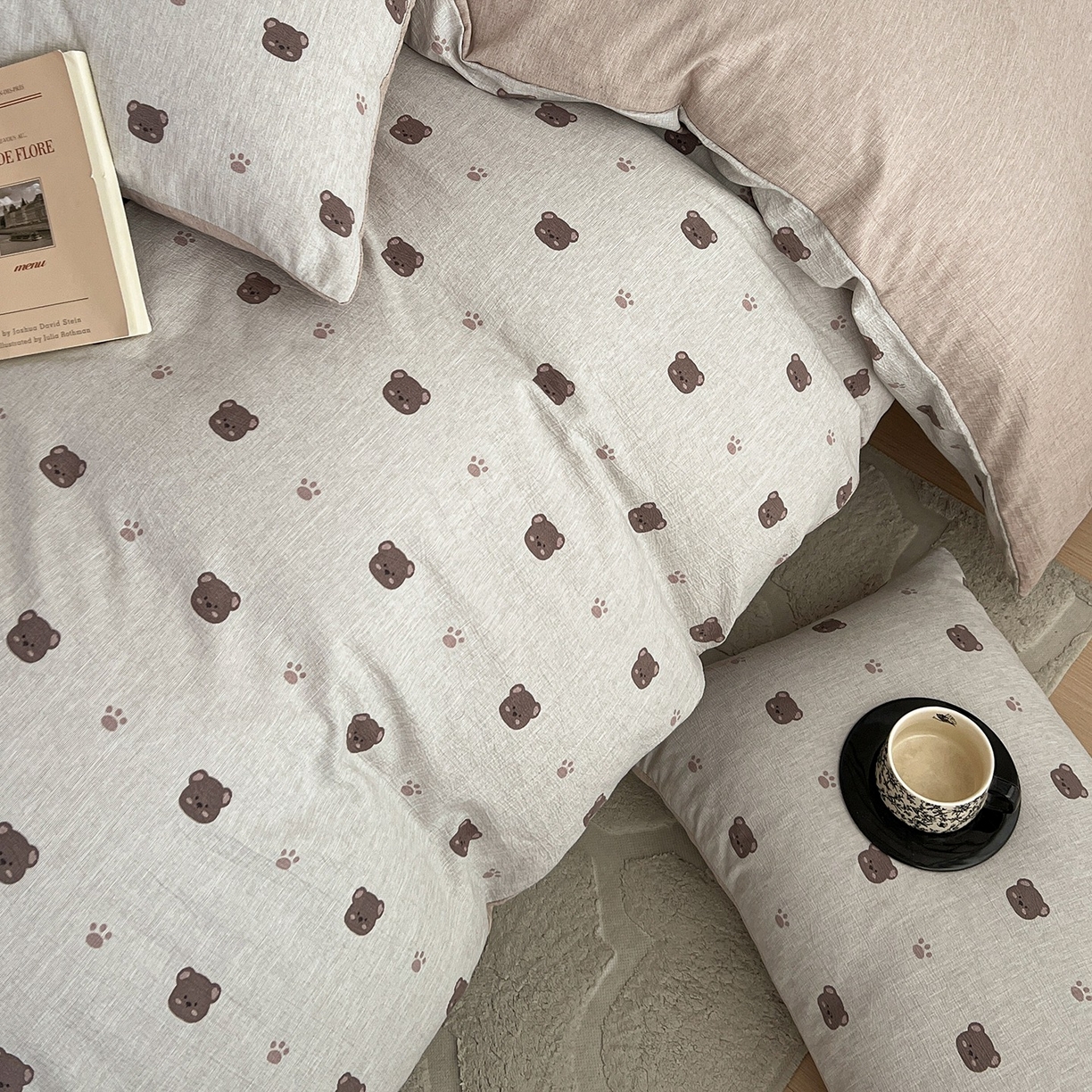 91家纺网 家纺一手货源 找家纺 弗苓家纺 2026春季新款高克重加厚色织提花四件套 咖啡小熊