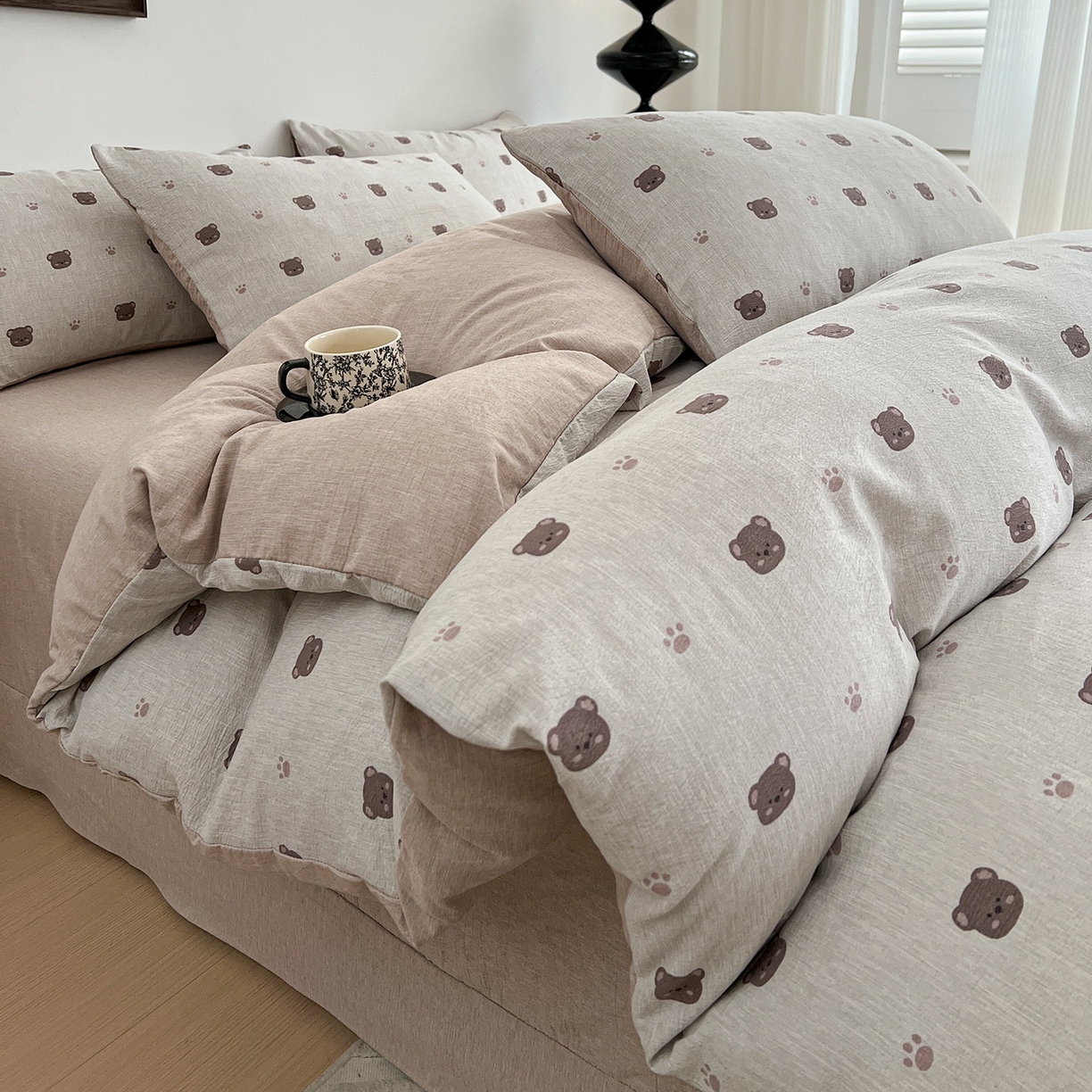 91家纺网 家纺一手货源 找家纺 弗苓家纺 2026春季新款高克重加厚色织提花四件套 咖啡小熊