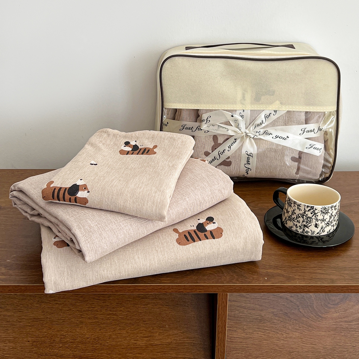 91家纺网 家纺一手货源 找家纺 弗苓家纺 2026春季新款高克重加厚色织提花四件套 腊肠狗