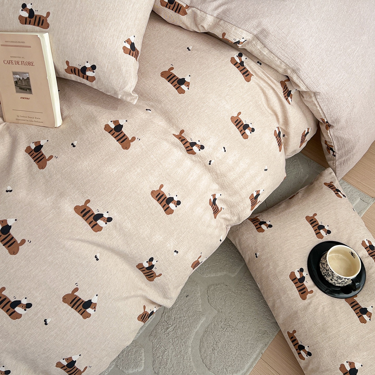 91家纺网 家纺一手货源 找家纺 弗苓家纺 2026春季新款高克重加厚色织提花四件套 腊肠狗